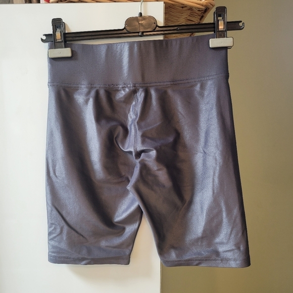 CARBON38 High Rise Biker cycling mid thigh Short in shiny glossy purple  small - Picture 3 of 6